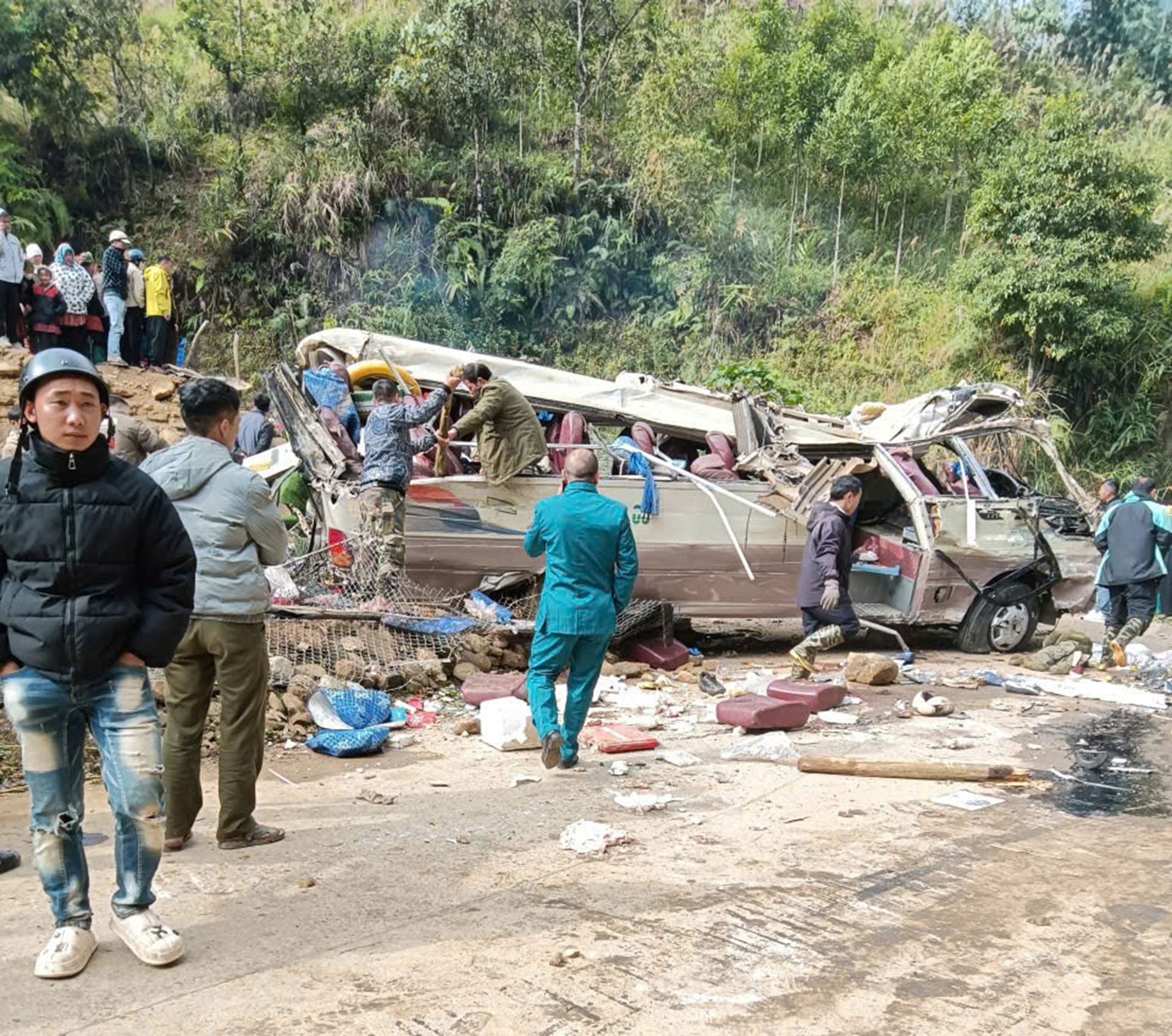 Hiện trường vụ lật xe khách chở đoàn giáo viên đi thiện nguyện khiến 9 người tửvong