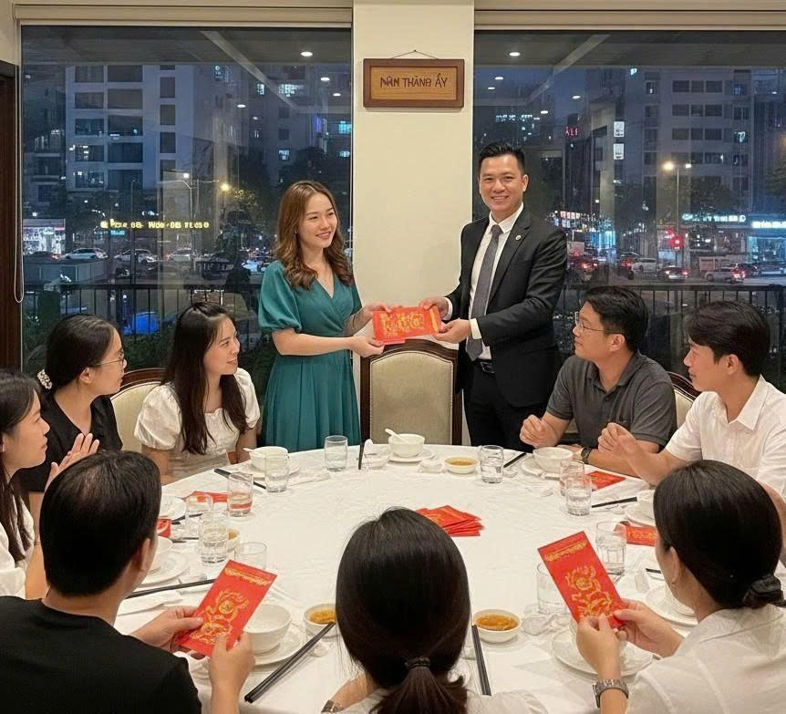 Đi họp lớp gặp lại lớp trưởng từng thích tôi, anh ta bao cả quán, mừng mỗi người 1 triệu