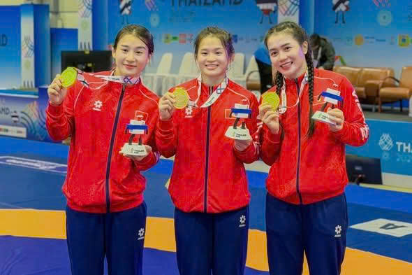 Giành 3 HCV SEA Games trở về, 3 chị em võ sĩ Việt đau đớn nhận tin mất cha