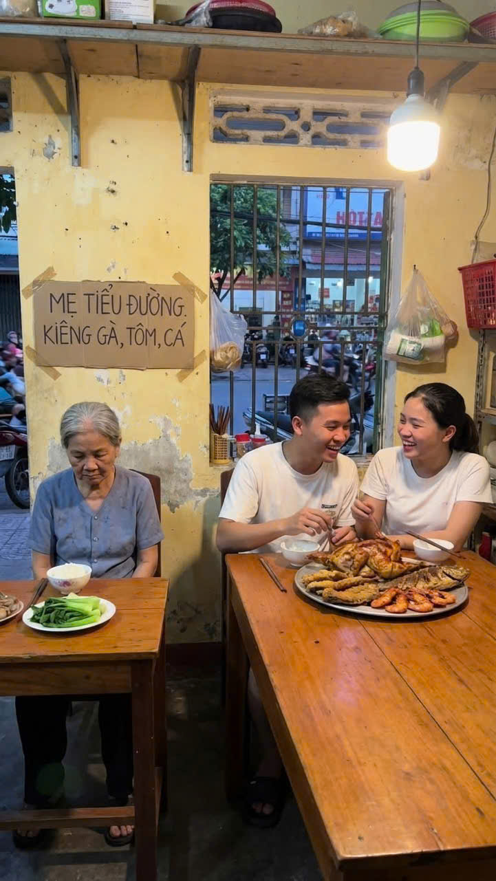 Con trai và con dâu ᴄấᴍ mẹ ăn gà, tôm, cá tươi, chỉ được dọn phần cơm nguội và rau muống xào