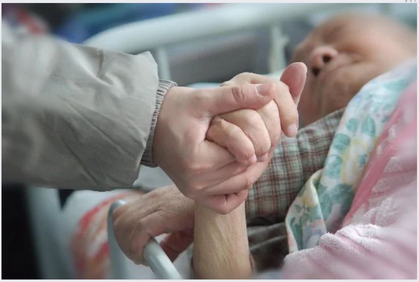 Nếu cha mẹ có 4 hiện tượng này, con cháu hãy ở bên cha mẹ của mình nhiều hơn…