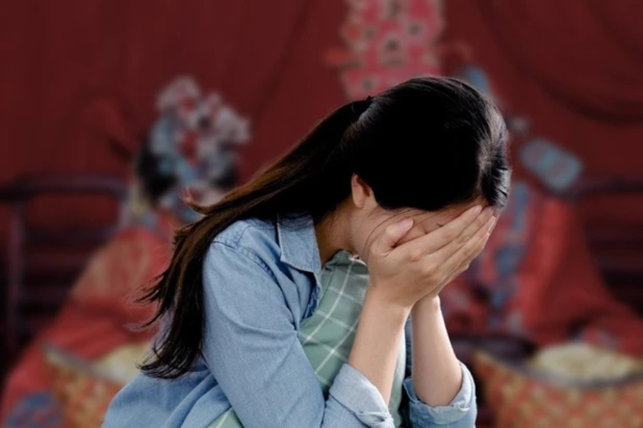 Mẹ tôi mất vừa tròn 49 ngày bố đã đón vợ mới trẻ hơn 20 tuổi về nhà. Tôi ê chề, nhục nhã vì những lời đồn thổi của hàng xóm về bố