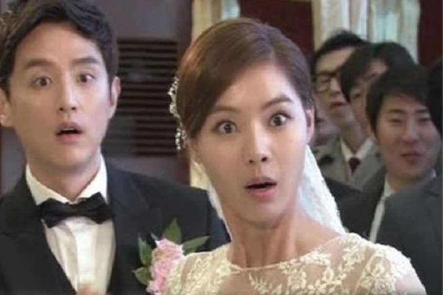 Vợ cũ đến tận nhà tôi để đưa thiệp mời cưới rồi nhét vào cùng phong bì 100 triệu, vợ tôi mừng rỡ lấy tiền cất ngay vào túi áo còn đon đả mời nước non, mời cưới xong vợ cũ ra cửa đã có xe tiền tỉ tới đón, nhưng người đàn ông bước xuống từ xe ô tô mới là sốc