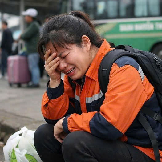 29 Tết, vừa nhận 8 triệu tiền thưởng thì không may m::ất luôn ví, cô gái 25t làm công nhân may đường cùng đành ra đư::ờng đứng vẫy nhờ xe về quê