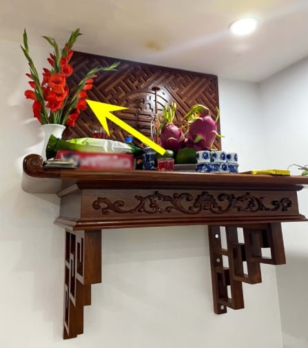 Tại sao trong các gia đình giàu có, khi thắp hương, bình hoa thường được đặt bên trái bàn thờ?