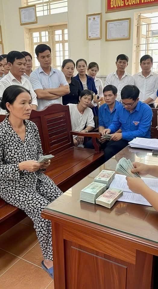 Thấy mẹ chồng suốt ngày chỉ biết mua vàng tích lũy, ăn uống d:è x:ẻn t:i:ết kiệm không cho con cháu lấy 1 đồng, chị dâu quyết định giữ luôn thẻ lương 14 triệu/tháng